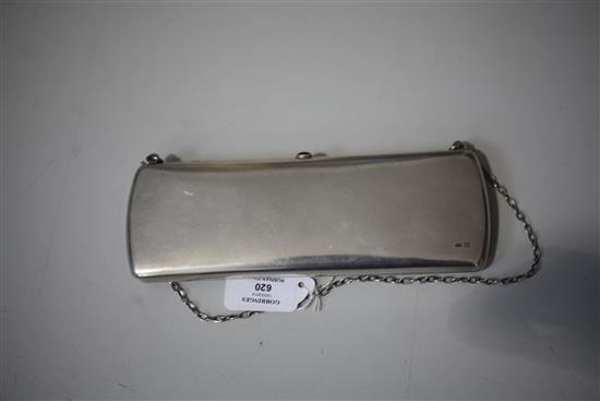 An early 20th century Russian 84 zolotnik silver large rounded rectangular purse, 22.8cm.